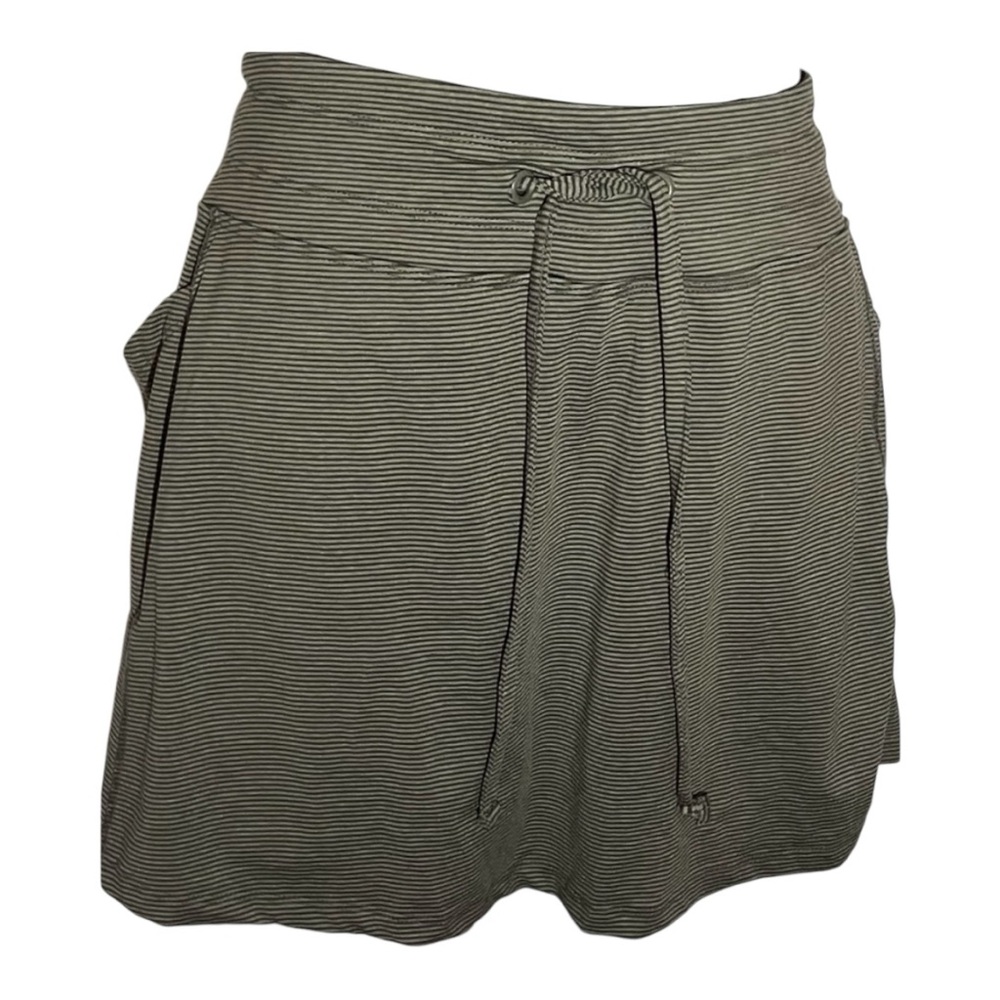 NWOT Woman Balance Collection Black and Gray Pin Stripe Skort with Drawstrings